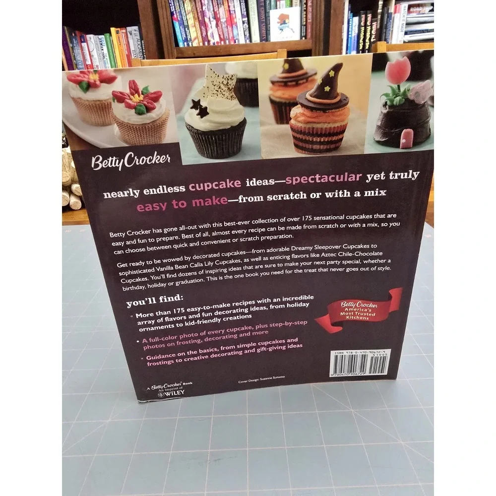 The Betty Crocker the Big Book of‎ Cupcakes by Betty Crocker
